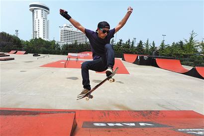 青島元老級滑板人:自創品牌 曾和夏雨一起練滑板