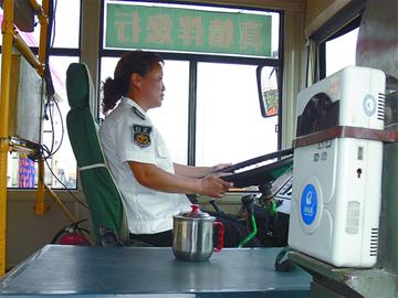 青島最熱公交381路高達38℃ 司機緊挨68℃發動機