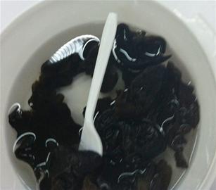 青島樂天馬特價格欺詐結(jié)賬翻一番 沃爾瑪一級黑木耳一泡變白