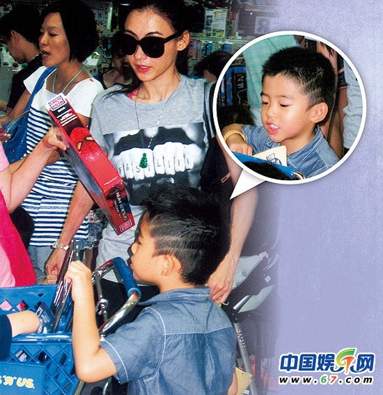 張柏芝攜子玩具城瘋玩 小Q被欺負Lucas發型酷