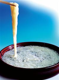 青島米線黑作坊:蒼蠅盆中游 米線發臭加致命添加劑 青島米線黑作坊:蒼蠅盆中游 米線發臭加致命添加劑