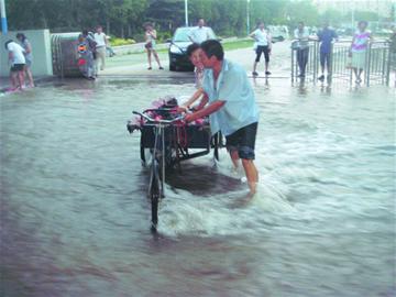 青島周口路水管爆裂整條路變一條大河 激流滾滾積水半米 青島周口路水管爆裂整條路變一條大河 激流滾滾積水半米
