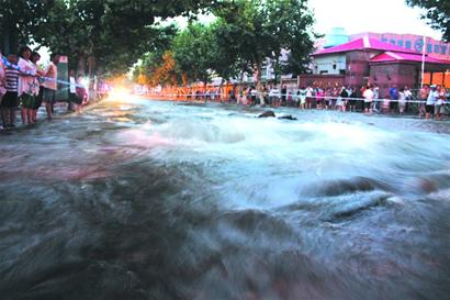 青島周口路水管爆裂整條路變一條大河 激流滾滾積水半米 青島周口路水管爆裂整條路變一條大河 激流滾滾積水半米