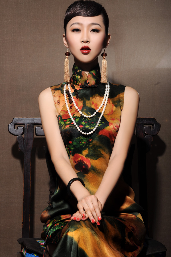 實(shí)拍青島奢侈品展:高級(jí)定制超華美 模特貴氣逼人