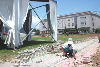 青島世紀(jì)廣場啤酒城鋪荷蘭磚防游客燥熱 道路硬化月底完工 青島世紀(jì)廣場啤酒城鋪荷蘭磚防游客燥熱 道路硬化月底完工