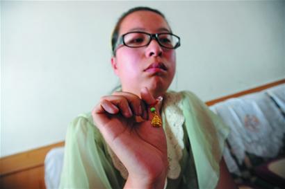 爸媽墳前發誓：帶弟弟上大學