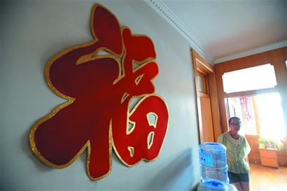 爸媽墳前發誓：帶弟弟上大學