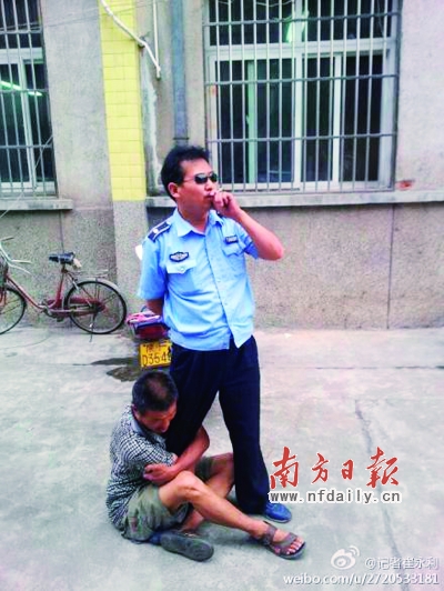 城管回應(yīng)小販抱大腿討說法 稱拍照記者存有預(yù)謀 城管回應(yīng)小販抱大腿討說法 稱拍照記者存有預(yù)謀