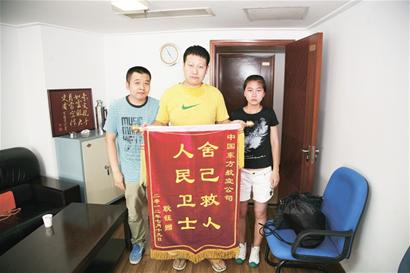 男子下海救人被困海中 男子下海救人被困海中