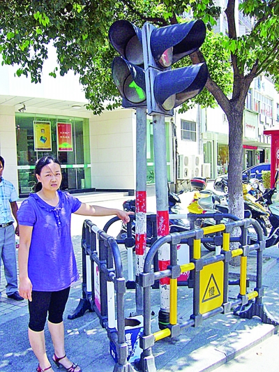 小男孩楠楠就是觸摸這根信號桿觸電的。