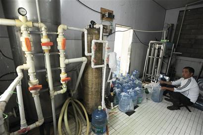 青島黑作坊自家挖口水井當山泉賣 便池旁灌進發霉桶