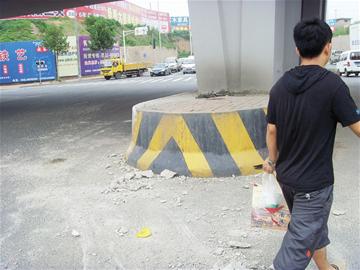 5米長水泥板飛下青島立交橋砸在男子眼前 險命喪黃泉 5米長水泥板飛下青島立交橋砸在男子眼前 險命喪黃泉