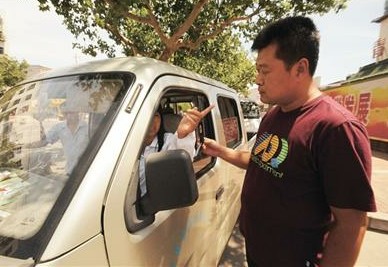 黑出租強行拉客坐地起價 醫院門口強行拉客 黑出租強行拉客坐地起價 醫院門口強行拉客