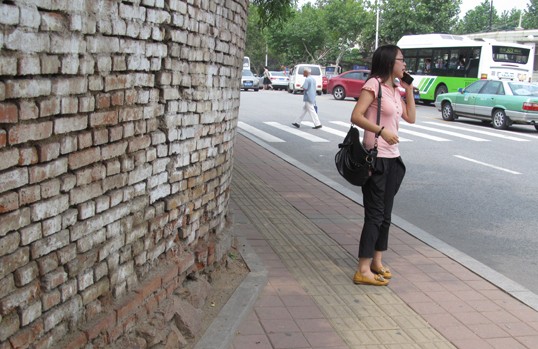 青島撫順路驚現(xiàn)墻危危 緊挨公交站一推就晃 青島撫順路驚現(xiàn)墻危危 緊挨公交站一推就晃