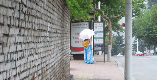 青島撫順路驚現(xiàn)墻危危 緊挨公交站一推就晃 青島撫順路驚現(xiàn)墻危危 緊挨公交站一推就晃