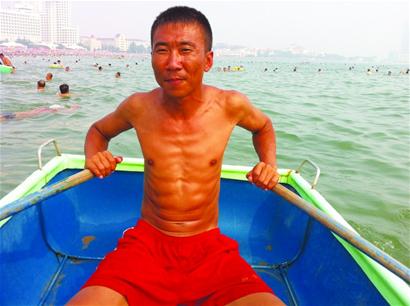 青島浴場(chǎng)救生員個(gè)個(gè)是古銅色肌肉男 救人時(shí)很瘋狂 青島浴場(chǎng)救生員個(gè)個(gè)是古銅色肌肉男 救人時(shí)很瘋狂