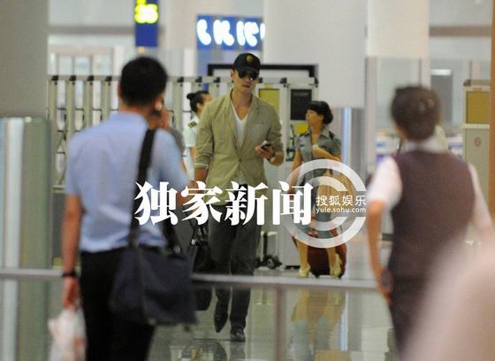 胡兵攜神秘爆乳潮女同回公寓 疑似新戀情曝光 胡兵攜神秘爆乳潮女同回公寓 疑似新戀情曝光