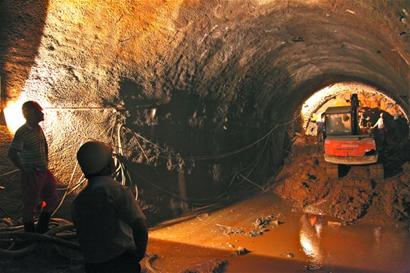 青島地鐵保河區間似豆腐里挖隧道 日排水1000噸易坍塌 青島地鐵保河區間似豆腐里挖隧道 日排水1000噸易坍塌