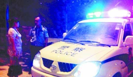 青島妙齡女深夜攔出租欲輕生 的哥報警生死救援 青島妙齡女深夜攔出租欲輕生 的哥報警生死救援