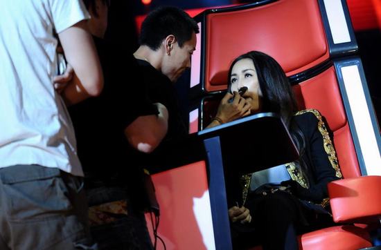 那英錄節目難忍酷暑 獲專人扇扇子顯大牌