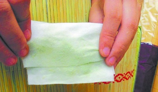 青島驚現高濃度甲醛熏泡涼席 顏色翠綠誘人 青島驚現高濃度甲醛熏泡涼席 顏色翠綠誘人