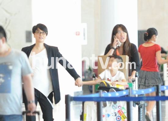 毛阿敏攜愛子現身機場秀母愛