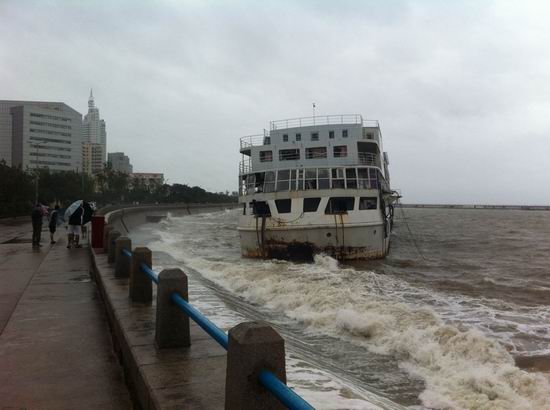 網友實拍臺風達維影響下的青島