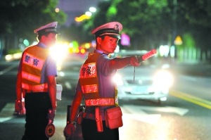 10月起駕考加試夜間用燈 濫開遠光燈扣分罰200元 10月起駕考加試夜間用燈 濫開遠光燈扣分罰200元