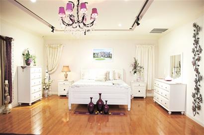 家具設計師刀尖上舞蹈 洋妞來青島成中國通 家具設計師刀尖上舞蹈 洋妞來青島成中國通