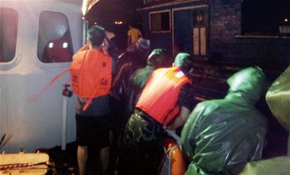 漁船觸礁8人夜困海上 老漁民仗義出海 漁船觸礁8人夜困海上 老漁民仗義出海