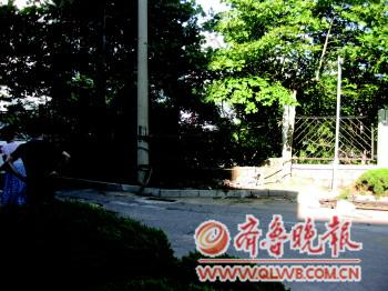 青島廣電大廈失控商務車瘋撞祖孫仨 1人當場死亡 青島廣電大廈失控商務車瘋撞祖孫仨 1人當場死亡