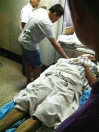 青島工人被土活埋工地用挖掘機鏟人 活活鏟斷右臂 青島工人被土活埋工地用挖掘機鏟人 活活鏟斷右臂