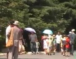 青島中山公園現(xiàn)大批高僧 佛手鏈強戴游客手張口要錢 青島中山公園現(xiàn)大批高僧 佛手鏈強戴游客手張口要錢