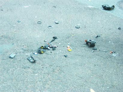 青島狂躁男狂扔數臺萬元相機 手機電熨斗啞鈴扔一街 青島狂躁男狂扔數臺萬元相機 手機電熨斗啞鈴扔一街