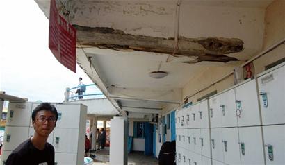 前海一線浴場集體整容 棧橋沙灘漂浮無數垃圾