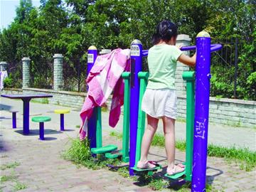 男童玩漫步機被砸掉兩指甲 男童玩漫步機被砸掉兩指甲