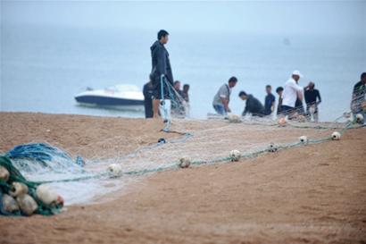 女子洗海澡兩次被防鯊網咬住腳