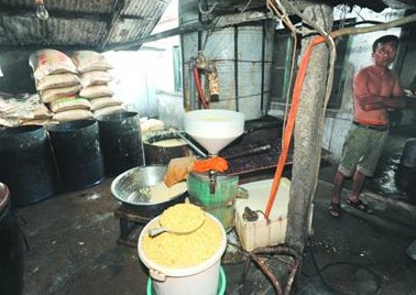 香豆腐加工環境令人作嘔 臟手直接拌豆漿 香豆腐加工環境令人作嘔 臟手直接拌豆漿