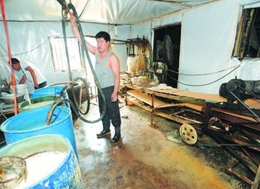 香豆腐加工環境令人作嘔 臟手直接拌豆漿 香豆腐加工環境令人作嘔 臟手直接拌豆漿