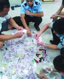 女子沿路撒錢自稱有錢人:給你的不要不行 女子沿路撒錢自稱有錢人:給你的不要不行