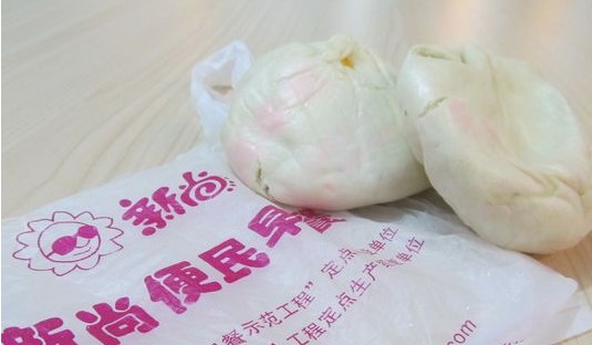 新尚早餐塑料袋掉色染紅包子 或含致癌物 新尚早餐塑料袋掉色染紅包子 或含致癌物