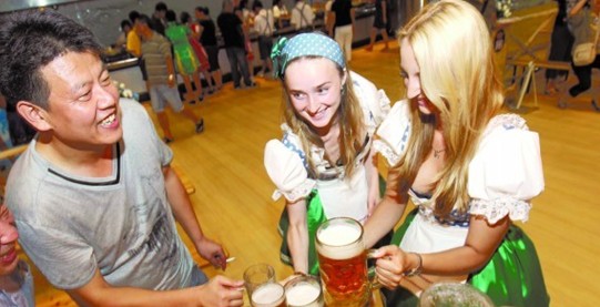 德國酒娘風情萬種力氣酒量堪比爺們 入選門檻如空姐