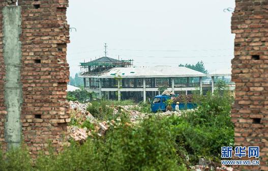 秦嶺41棟違規別墅高調監督拆除后悄悄重建