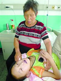 70歲老太撿破爛養棄兒10年 賣光糧食求醫 70歲老太撿破爛養棄兒10年 賣光糧食求醫