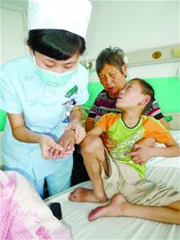 70歲老太撿破爛養棄兒10年 賣光糧食求醫 70歲老太撿破爛養棄兒10年 賣光糧食求醫