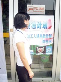 青島街邊超50處商戶設休息點邀環衛工進門歇腳 青島街邊超50處商戶設休息點邀環衛工進門歇腳