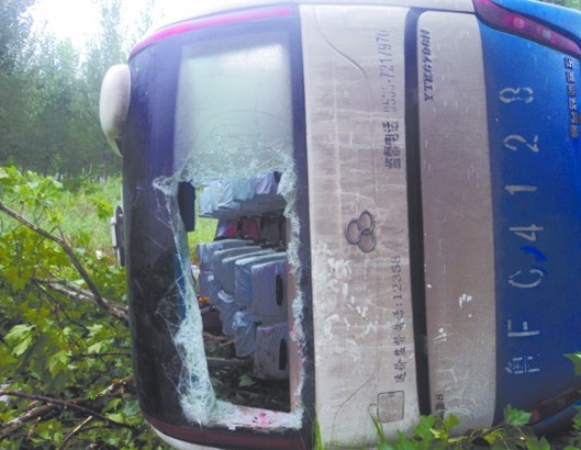 大客翻進1米深水溝司機倒地抽搐 24乘客無大礙