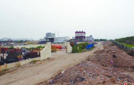 環灣大道輔道目前仍是土路 環灣大道輔道目前仍是土路