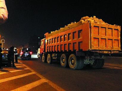 青島嚴查超載大貨上高架 交警成立別動隊 青島嚴查超載大貨上高架 交警成立別動隊