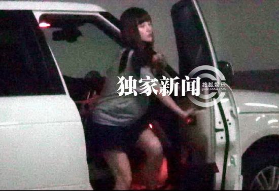 李小璐挺大肚逛商場 賈乃亮貼心陪護